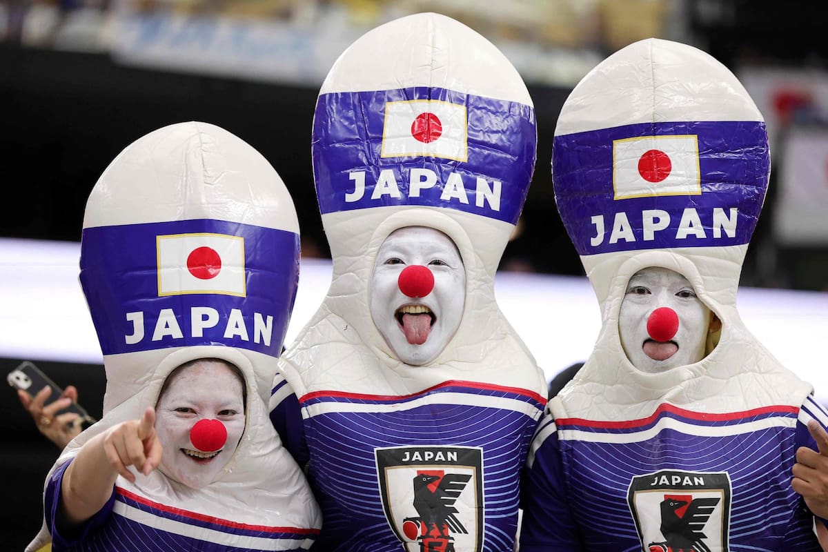 ARLINGTON, TEXAS - JUNE 25: Fans of Japan pose before the FIFA World Cup 2026 Group F match between Japan and Sweden at Dallas Stadium on June 25, 2026 in Arlington, Texas. Alex Slitz/Getty Images/AFP (Photo by Alex Slitz / GETTY IMAGES NORTH AMERICA / Getty Images via AFP)