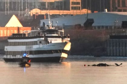 Un barco de pasajeros se acerca a colaborar en las tareas de rescate en el Potomac