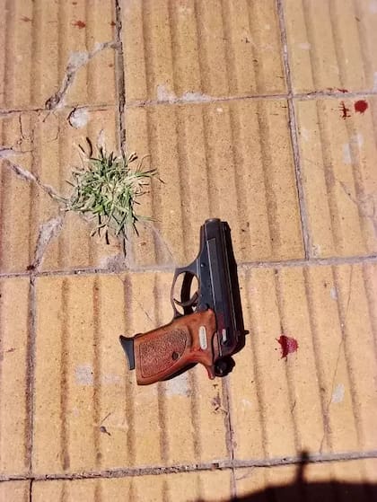 Arma de fuego Bersa calibre .22 mm, que habría sido utilizada por los asaltantes.