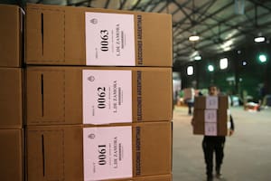 ARMADO DE URNAS EN EL GALPON DEL JUZGADO ELECTORAL DE LA PROVINCIA DE BUENOS AIRES ANTES DEL TRASLADO A LOS DISTINTAS LOCALIDADES PARA LAS PROXIMAS ELECCIONES