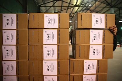 Armado de urnas en el galpón del juzgado electoral de la provincia de Buenos Aires antes del traslado a las diferentes localidadaes