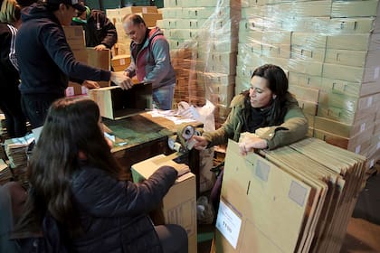 Armado de Urnas en el galpón del Juzgado Electoral de la Provincia de Buenos Aires
