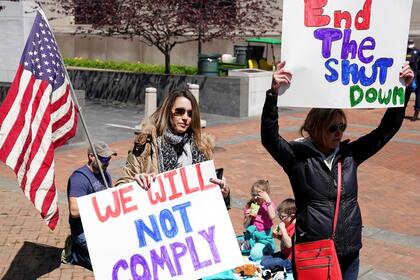 Armados con rifles en algunas ciudades, grupos de ciudadanos se muestran desafiantes