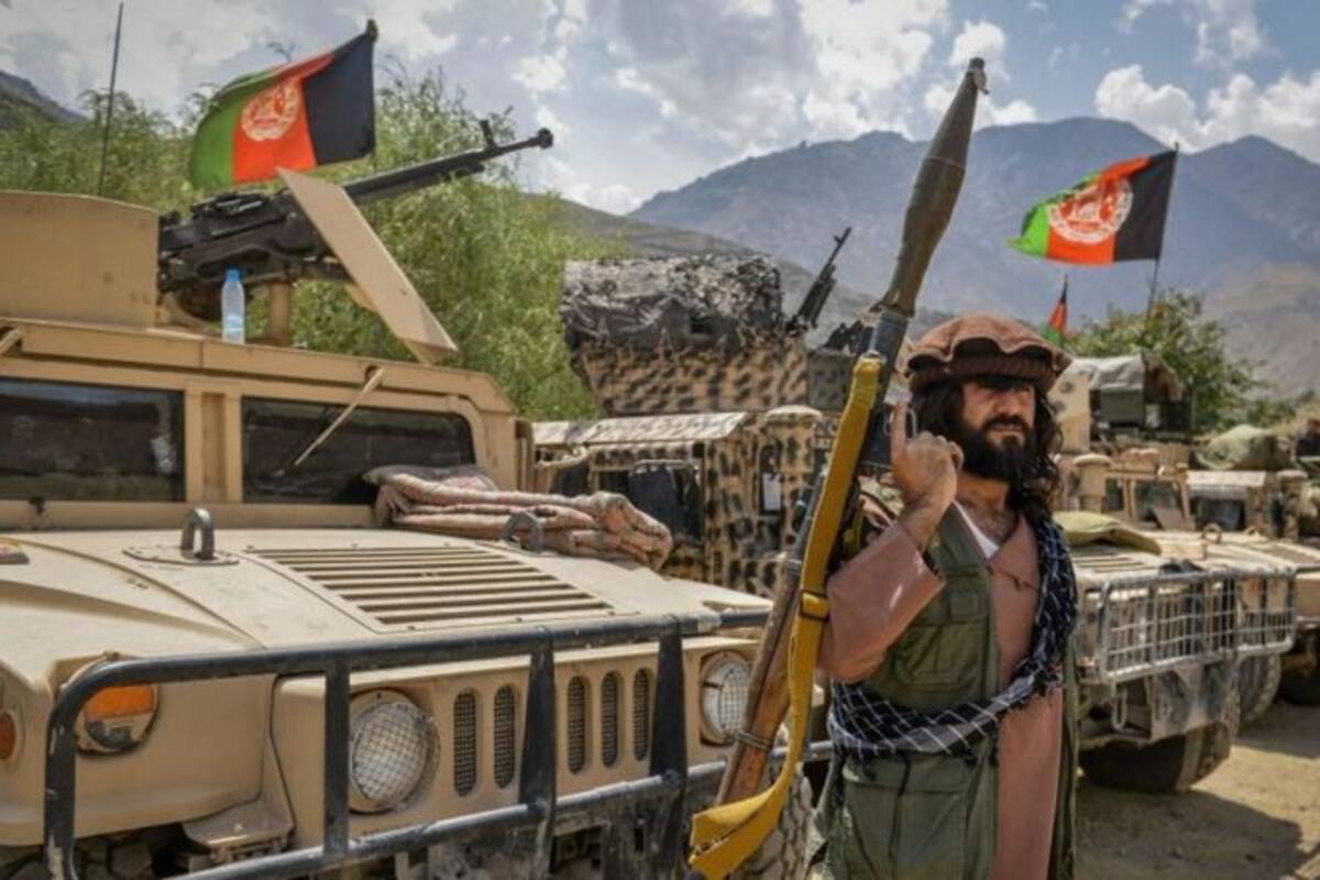 Armados y con carros militares, combatientes del valle de Panjshir defienden su territorio. Foto del 19 de agosto