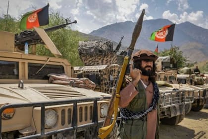Armados y con carros militares, combatientes del valle de Panjshir defienden su territorio. Foto del 19 de agosto
