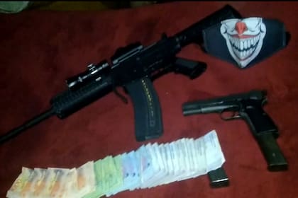 Armamento de la banda de Alejandro Núñez, alias Chucky Monedita, narco que maneja desde la cárcel de Piñero un grupo de sicarios