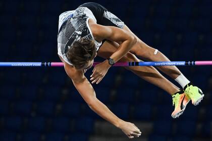 Armand Duplantis compitió en la reunión de atletismo de Roma y en su segunda tentativa en 6,15 metros pasó intacta la barrera y estableció un récord mundial al aire libre que dejó atrás el que Sergei Bubka mantenía desde 1994.