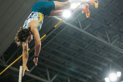 Armand Duplantis en pleno salto, el que le dio un nuevo récord mundial en China