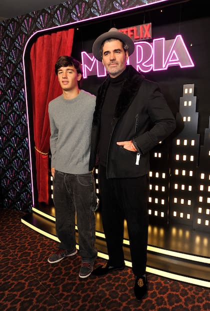 Armando Bo, productor de la serie, junto a uno de sus hijos