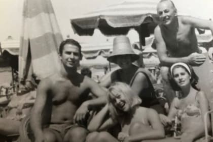 Armando Cachi (primo de Lili) , Liliana, Adriana, Joseph y la pareja de Armando
