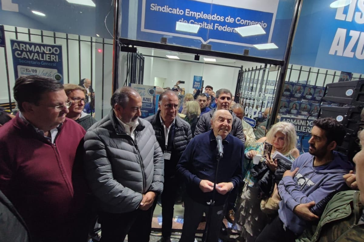 Armando Cavalieri celebró durante la madrugada el triunfo sobre Ramón Muerza y seguirá en Comercio por cuatro años más; en la imagen, con Federico West Ocampo, Héctor Daer y Carlos Pérez, su compañero de fórmula