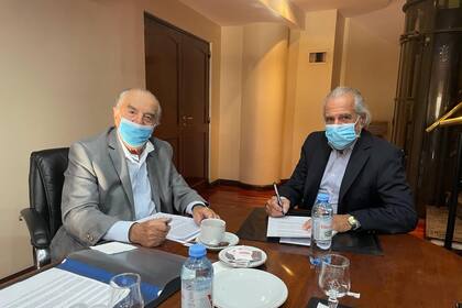 Armando Cavalieri, el jefe del gremio mercantil, al firmar hoy la paritaria