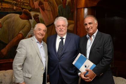 El ministro de Salud, Ginés González García, con los dirigentes gremiales de Comercio Armando Cavalieri y Carlos Pérez