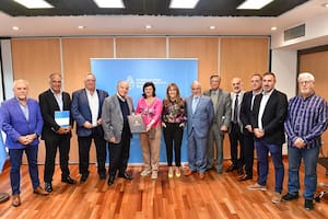 Armando Cavalieri, jefe del sindicato de Comercio, en el centro, con la ministra de Trabajo, Kelly Olmos