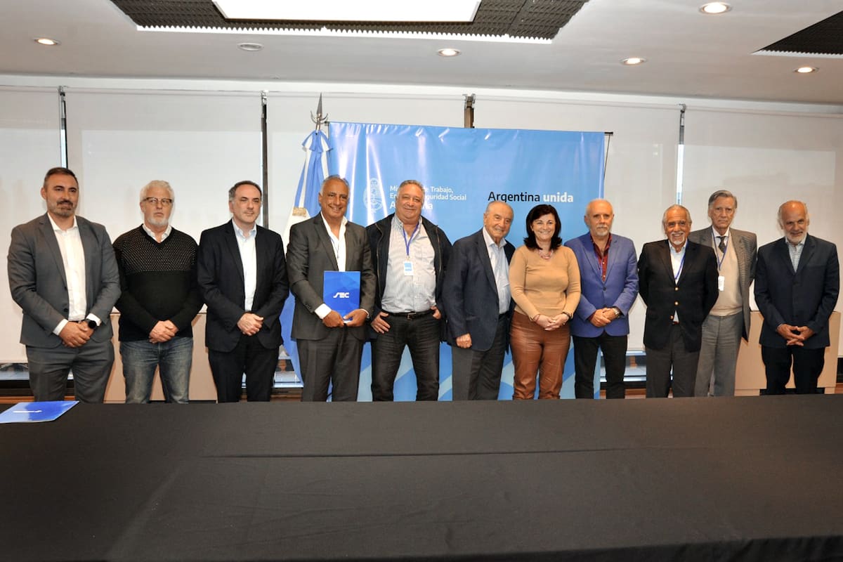 Armando Cavalieri y la ministra de Trabajo, Kelly Olmos, luego del acuerdo firmado por Comercio