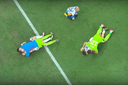 Armani abrazado con Montiel y Rulli con Dybala, mientras Papu Gómez está arrodillado