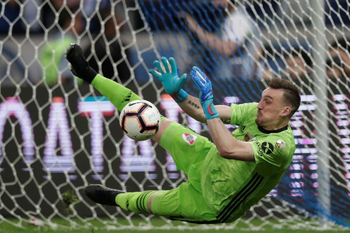 Armani ataja el primer penal de Cruzeiro, rematado por Henrique