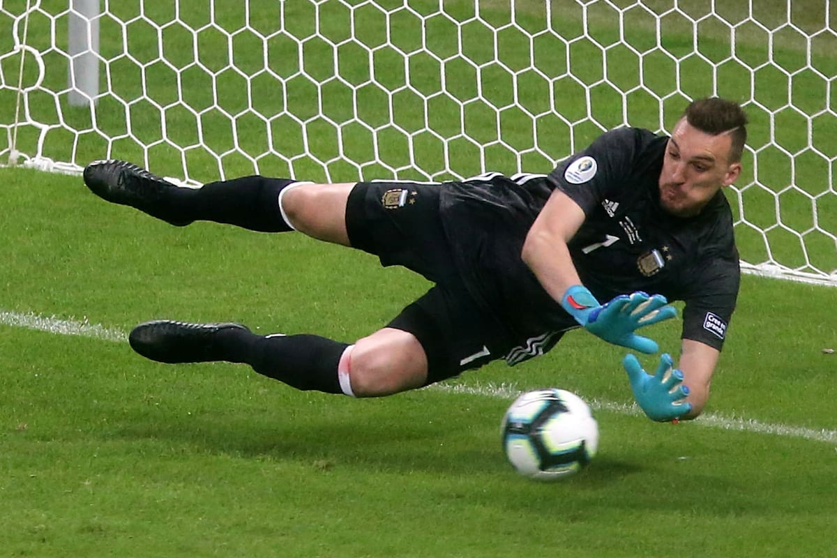 Armani contiene el penal de Derlis González; el arquero de River salvó el empate argentino