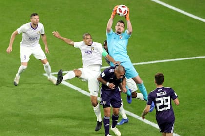 Armani corta un centro en el partido ante Al Ain
