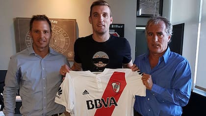 Armani firmó su contrato y voló a Estados Unidos