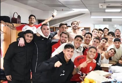 Armani, junto a Beltrán, en los festejos del plantel de River en el vestuario tras vencer a San Lorenzo en la definición por penales