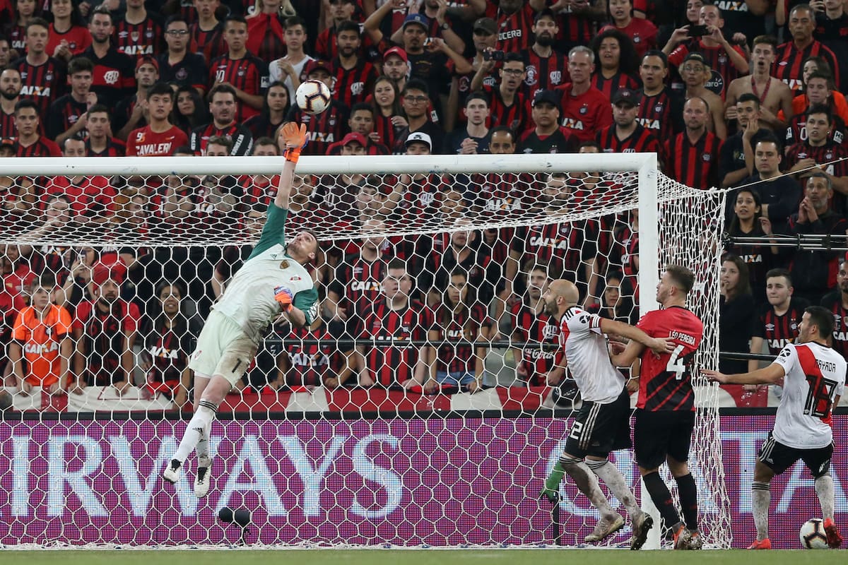 Armani se erigió como la figura del partido frente a Paranaense