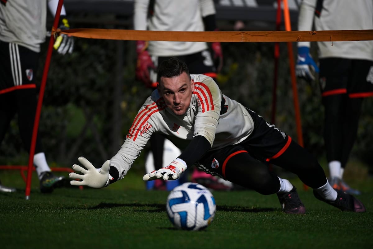 Armani se estira por una pelota en un entrenamiento de River. El equipo vuelve a trabajar la semana que viene, con el foco puesto en la Copa de la Liga