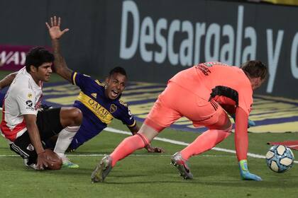 Armani sobre el final le contuvo el remate de la victoria a Sebastián Villa.