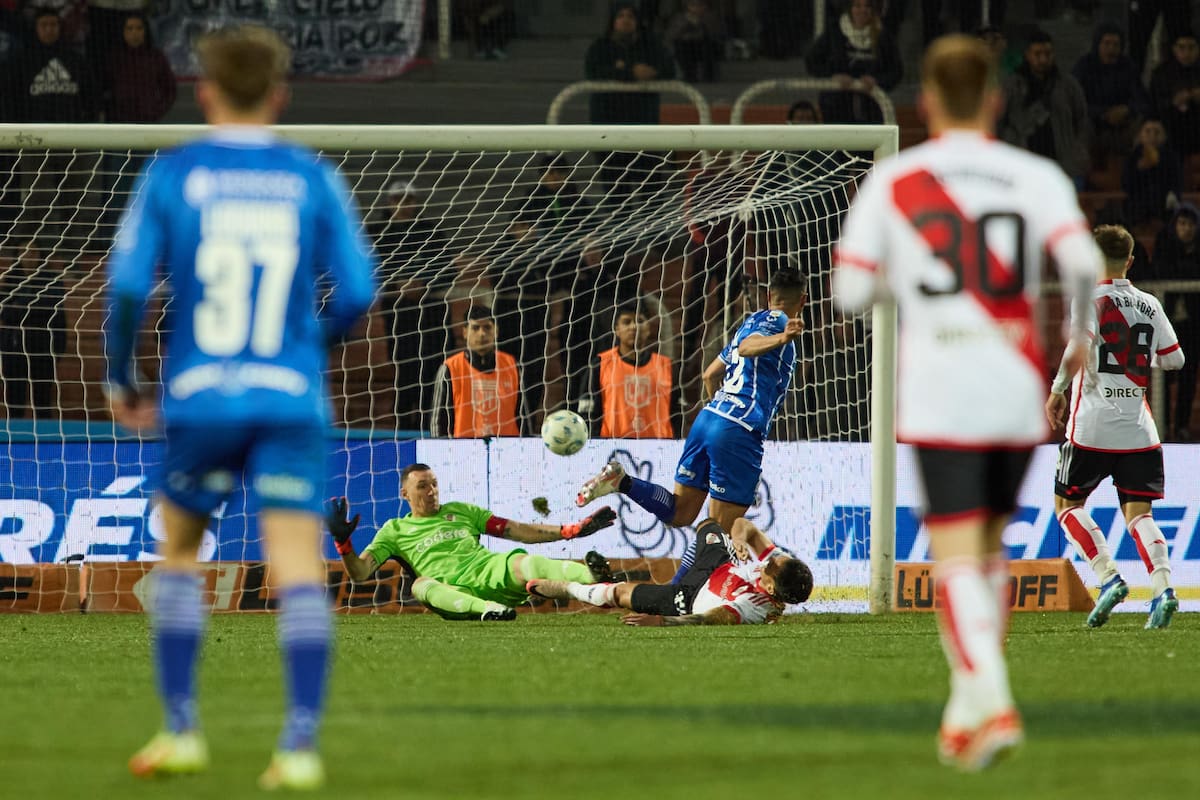 Armani sufre un gol de Godoy Cruz, en un duelo del año pasado entre el Tomba y River