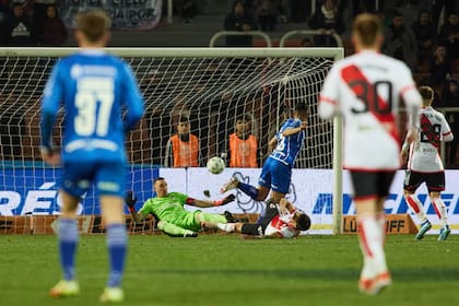 Armani sufre un gol de Godoy Cruz, en un duelo del año pasado entre el Tomba y River