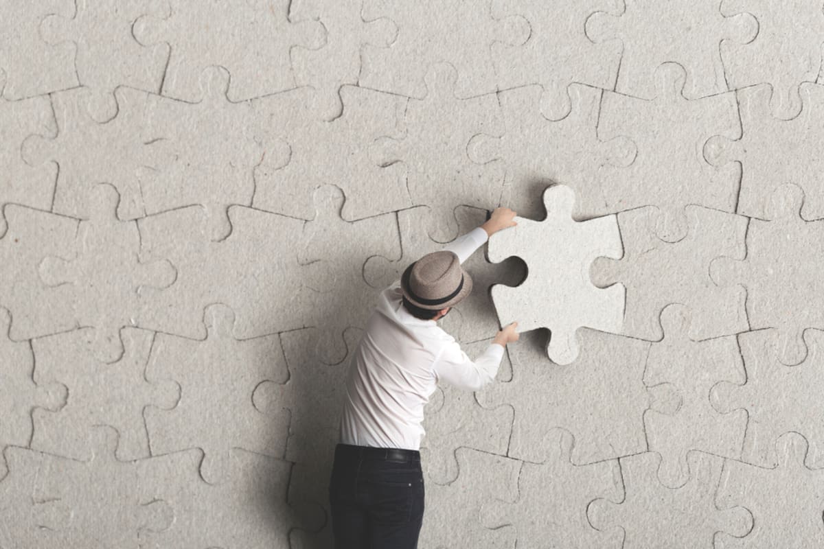 Armar puzles es una práctica que tiene varios beneficios cognitivos y de bienestar mental asociados: estimula la creatividad, la memoria, la inteligencia espacial y entrena la paciencia, entre otras habilidades