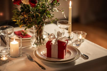Armar un cena romántica en la casa puede generar un momento íntimo y cálido