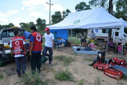 Armaron campamentos a la vera de la ruta 54, kilómetro 79 en Salta para asistir a los evacuados