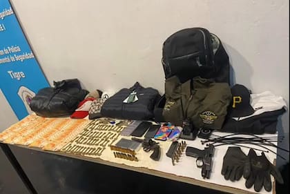 Armas de fuego, municiones, dinero, llaves, celulares, inhibidor de señal, ropa, guantes y precintos incautados en los allanamientos en San Martín