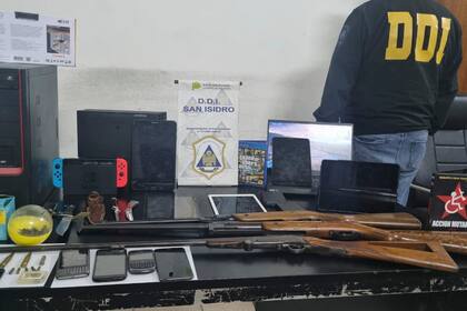 Armas de fuego, navajas, cuchillos y celulares secuestrados durante el allanamiento en la casa del chico