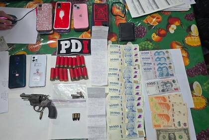 Armas, dinero y celulares incautados durante los allanamientos
