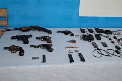 Armas, municiones, y otros elementos incautados a una banda de falsos policías