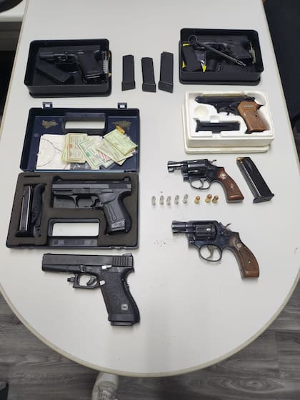 Armas secuestradas en uno de los allanamientos