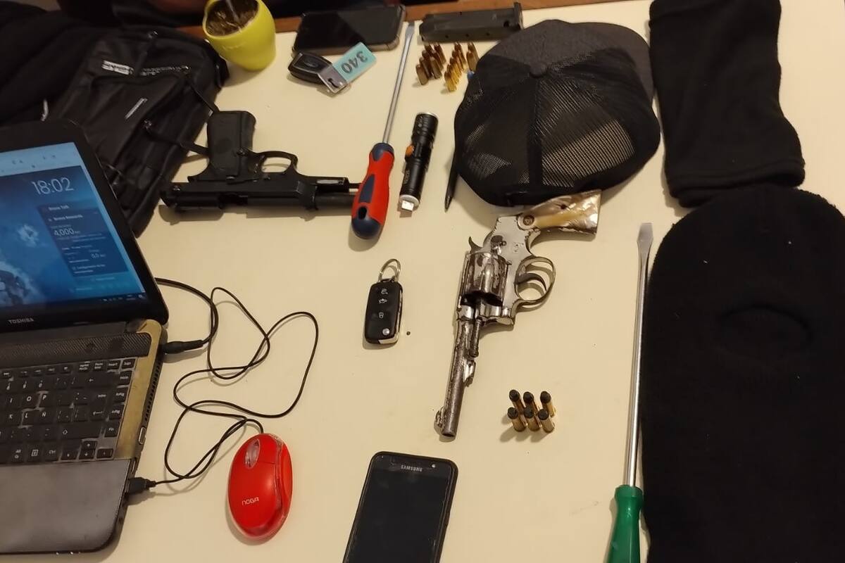 Armas y distintos elementos incautados a a una banda de chilenos que realizaba entraderas en la zona norte del conurbano