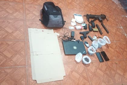 Armas y drogas incautadas en la casa de la víctima de uno de los homicidios en La Matanza