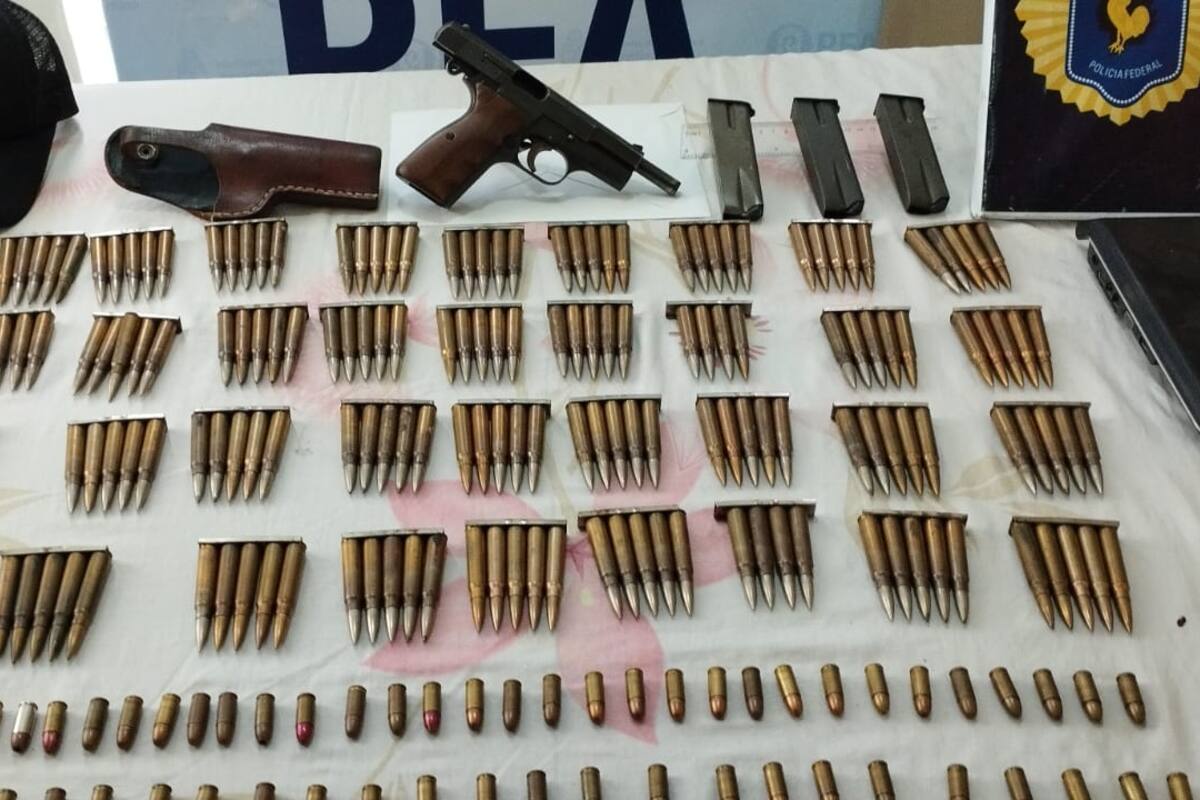Armas y municiones hallados en el departamento que alquila el exmarino Carlos Guido Pérez en Resistencia, Chaco