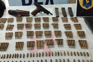 Armas y municiones hallados en el departamento que alquila el exmarino Carlos Guido Pérez en Resistencia, Chaco