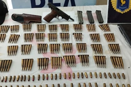 Armas y municiones hallados en el departamento que alquila el exmarino Carlos Guido Pérez en Resistencia, Chaco