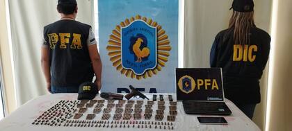 Armas y municiones hallados en el departamento que alquila el exmarino Carlos Guido Pérez en Resistencia, Chaco; también, la grabadora de video del sistema de cámaras del inmueble