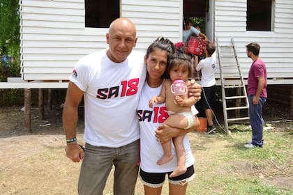 Armenault participa de la donación de casas