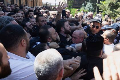 Armenia arresta a otro alto clérigo por presunto complot golpista