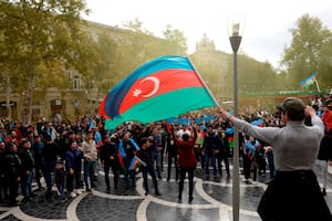 Armenia y Azerbaiyán acuerdan un alto el fuego pero la decisión de poner fin a la guerra desata protestas