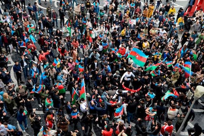 Armenia y Azerbaiyán acuerdan un alto el fuego pero la decisión de poner fin a la guerra desata protestas