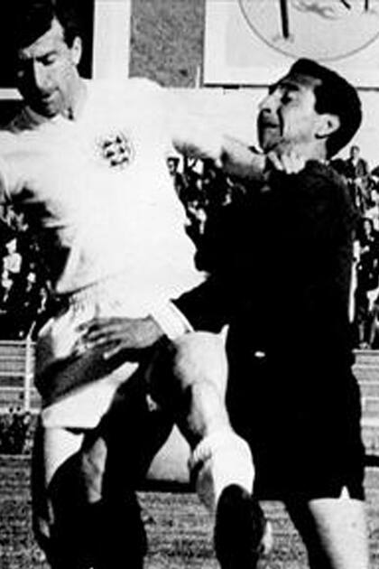 Imagen del partido entre la Argentina y Hungría; la selección intentó en Chile 1962 lavar su imagen después del desastre de Suecia, pero volvió a quedar eliminada en la primera rueda