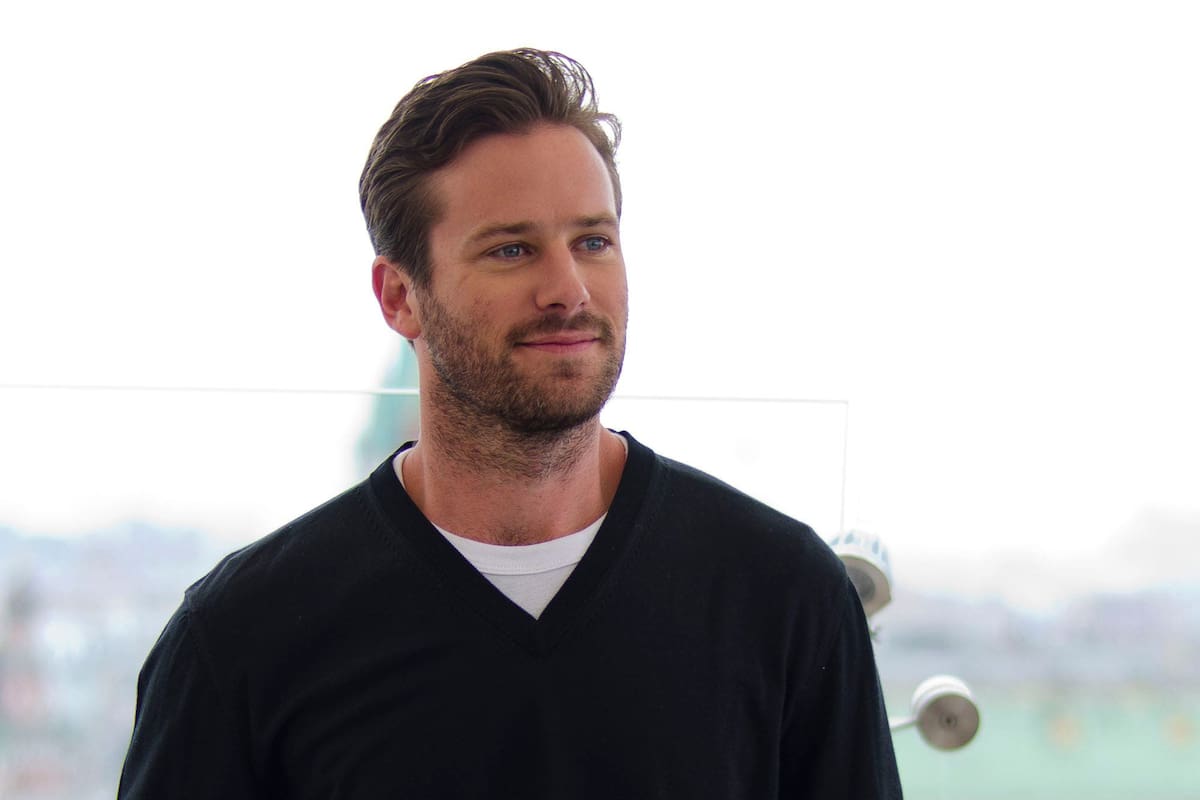 Armie Hammer no habla con la prensa, pero fuentes cercanas al actor aseguran que está muy tranquilo